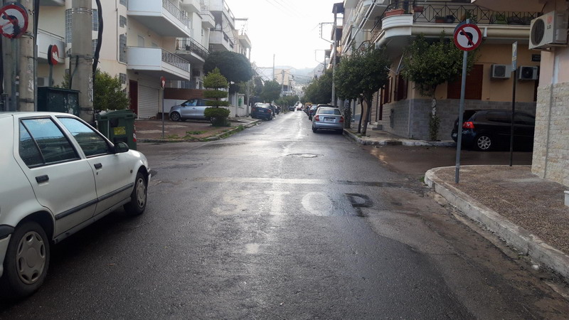 Η ελλιπής σήμανση ΚΟΚ και πινακίδων STOP στην οδό Κυκλάδων, αιτία συγκρούσεων οχημάτων