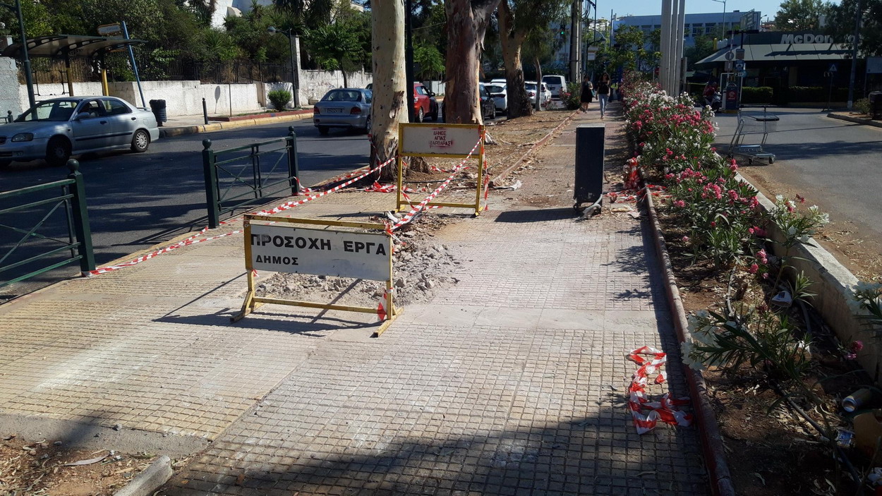 Ο δήμος γκρέμισε την τσιμεντένια βάση του περιπτέρου, απελευθερώνοντας το πεζοδρόμιο