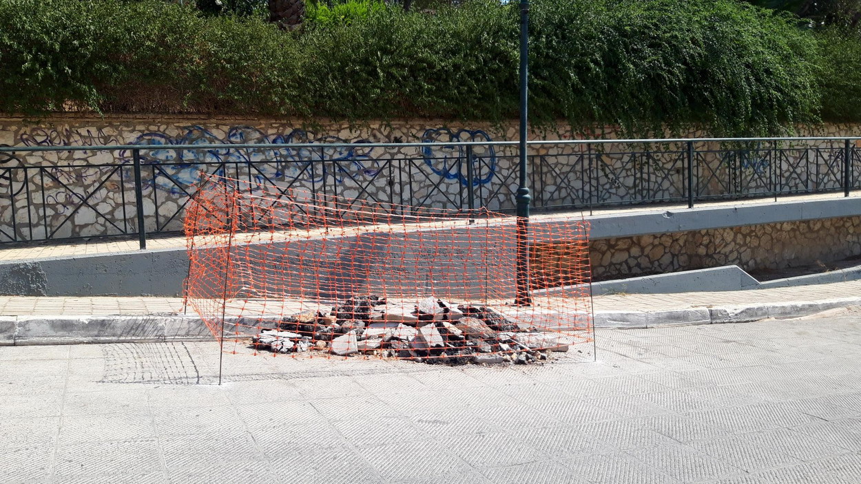 Απομακρύνθηκαν τα μπάζα από την οδό Υψηλάντη, στην πλατεία Προφήτη Ηλία