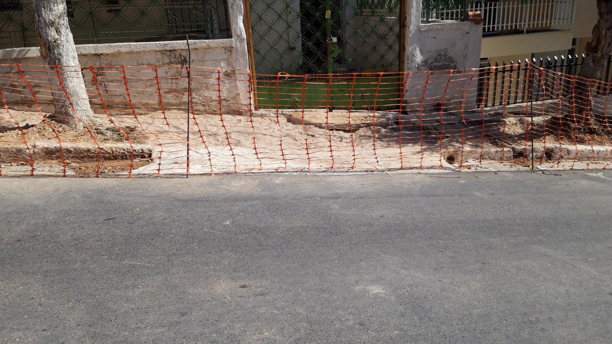 Καλύφθηκαν από τον ΔΕΔΔΗΕ τα καλώδια στο πεζοδρόμιο της οδού Χίου