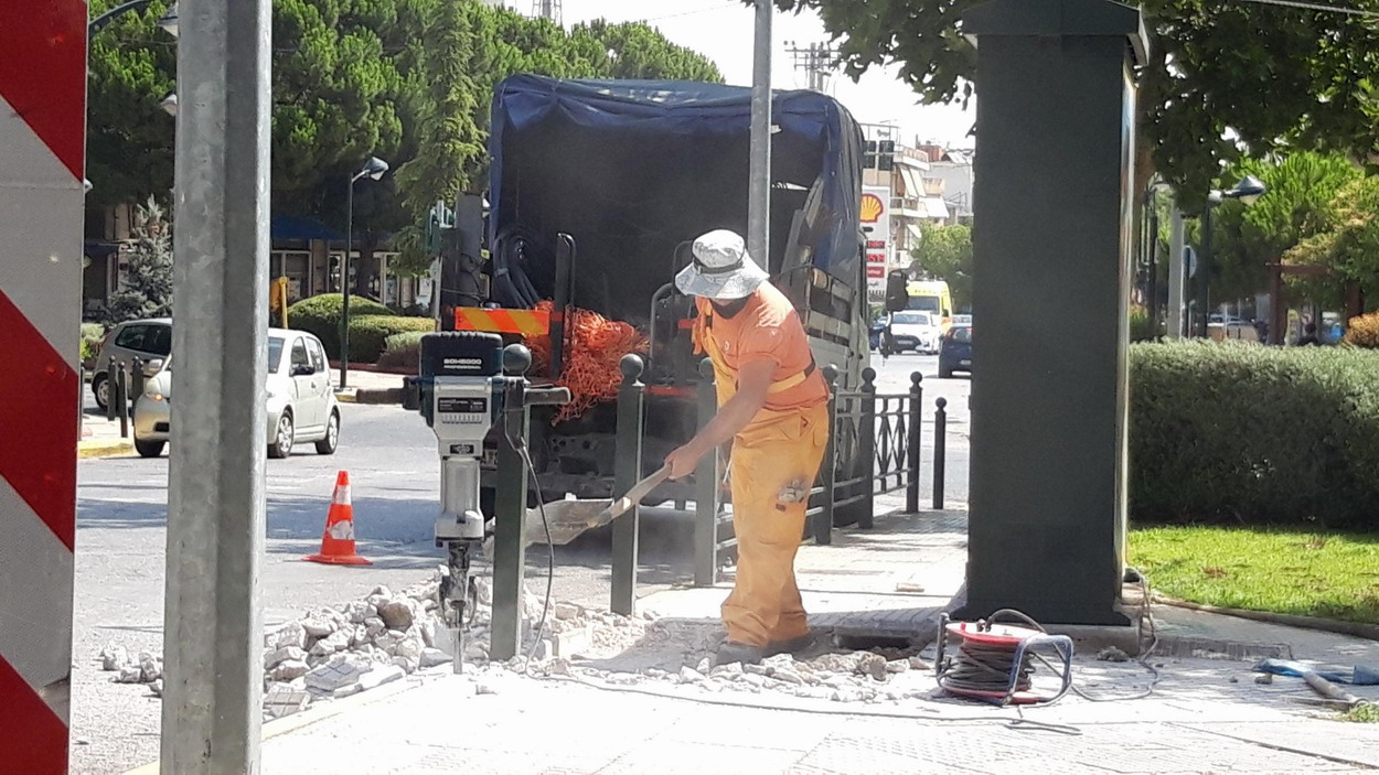 Κάτω από τον καυτό ήλιο συνεργείο του ΔΕΔΔΗΕ, δούλευε για αντιμετώπιση προβλήματος