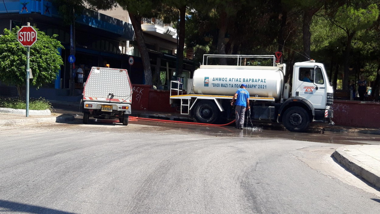 Πλύθηκε η οδός Μακαρίου, από τα χώματα και τις σκόνες, που προέκυψαν από τις επισκευές της ΕΥΔΑΠ