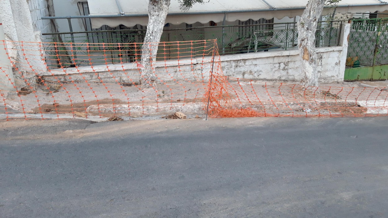 Να δοθεί σε χρήση το πεζοδρόμιο, από τη ΔΕΔΔΗΕ στην οδό Χίου