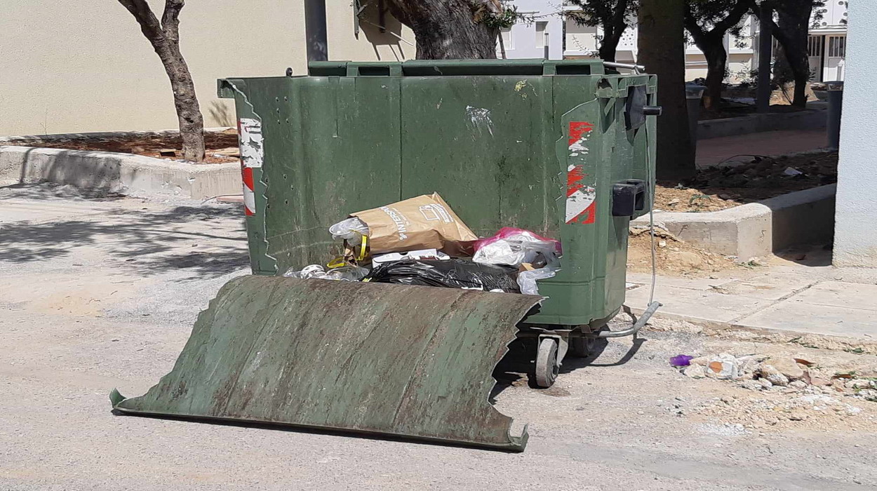 Κάδος απορριμμάτων, για τα σκουπίδια στην οδό Σμύρνης, δίπλα στην πράσινη γειτονιά…