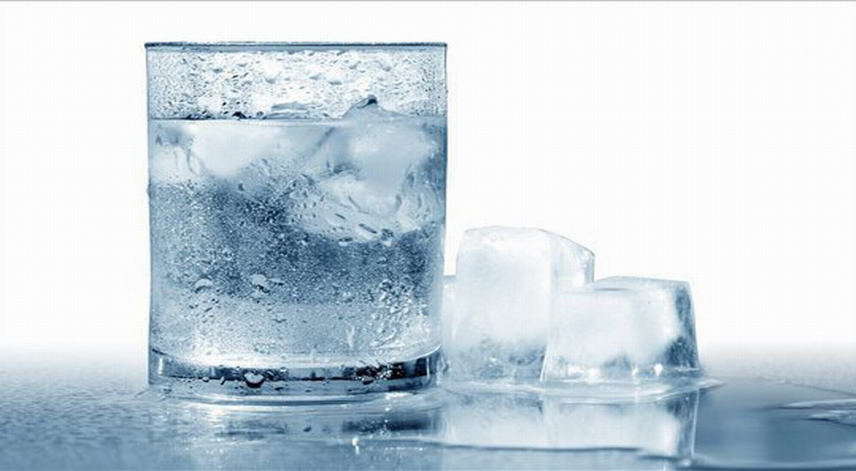 Είναι λάθος να πίνουμε παγωμένο νερό; Τι απαντούν οι ειδικοί