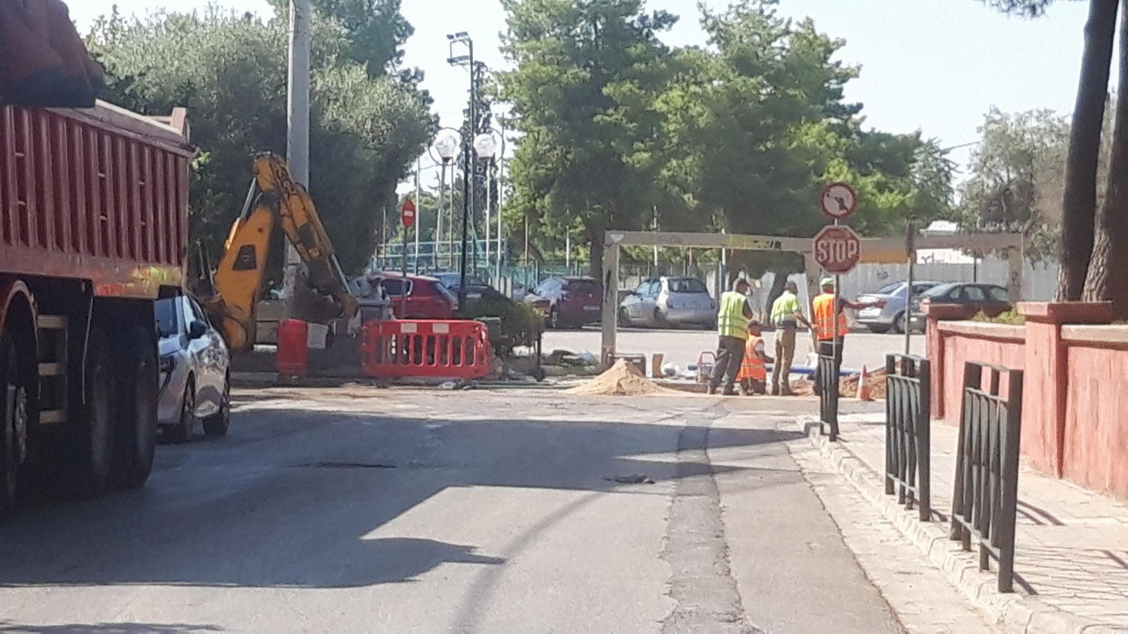 Ζημιά σε αγωγό ύδρευσης στη συμβολή των οδών Ορυζομύλων και Απ. Παύλου