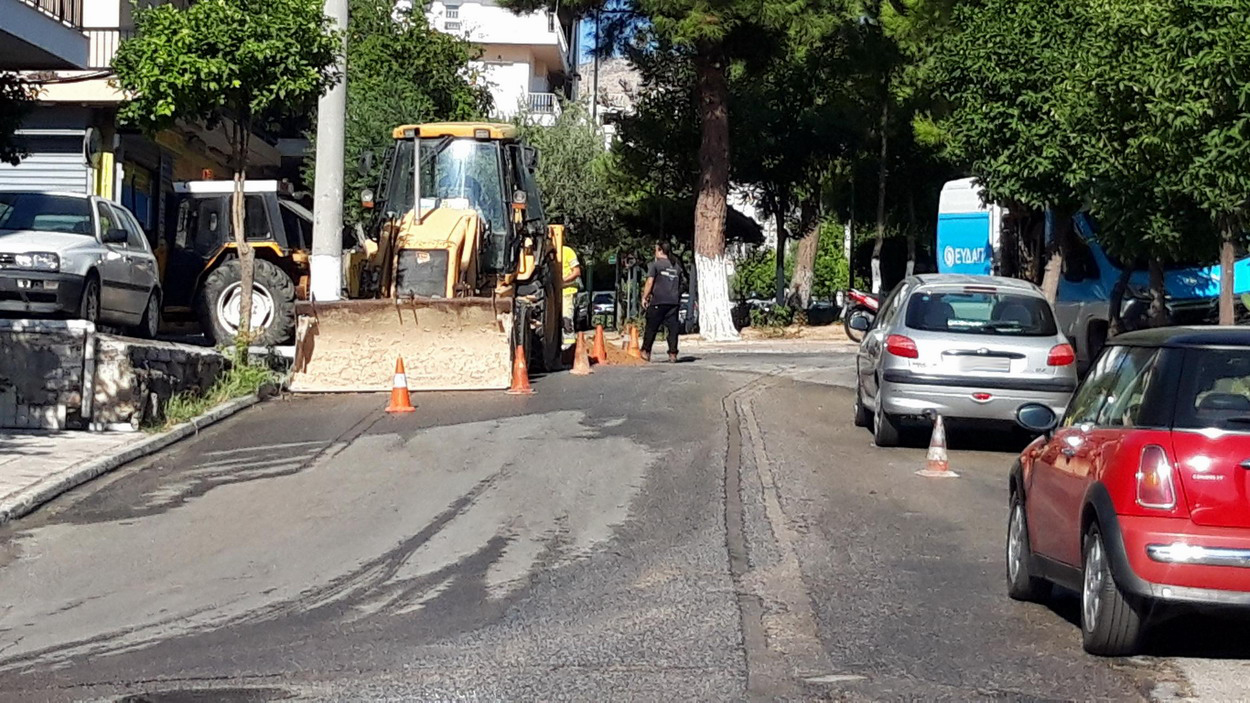 Συνεργείο της ΕΥΔΑΠ αντιμετώπισε τη διαρροή στη συμβολή των οδών Αθηνάς και Αλαμάνας