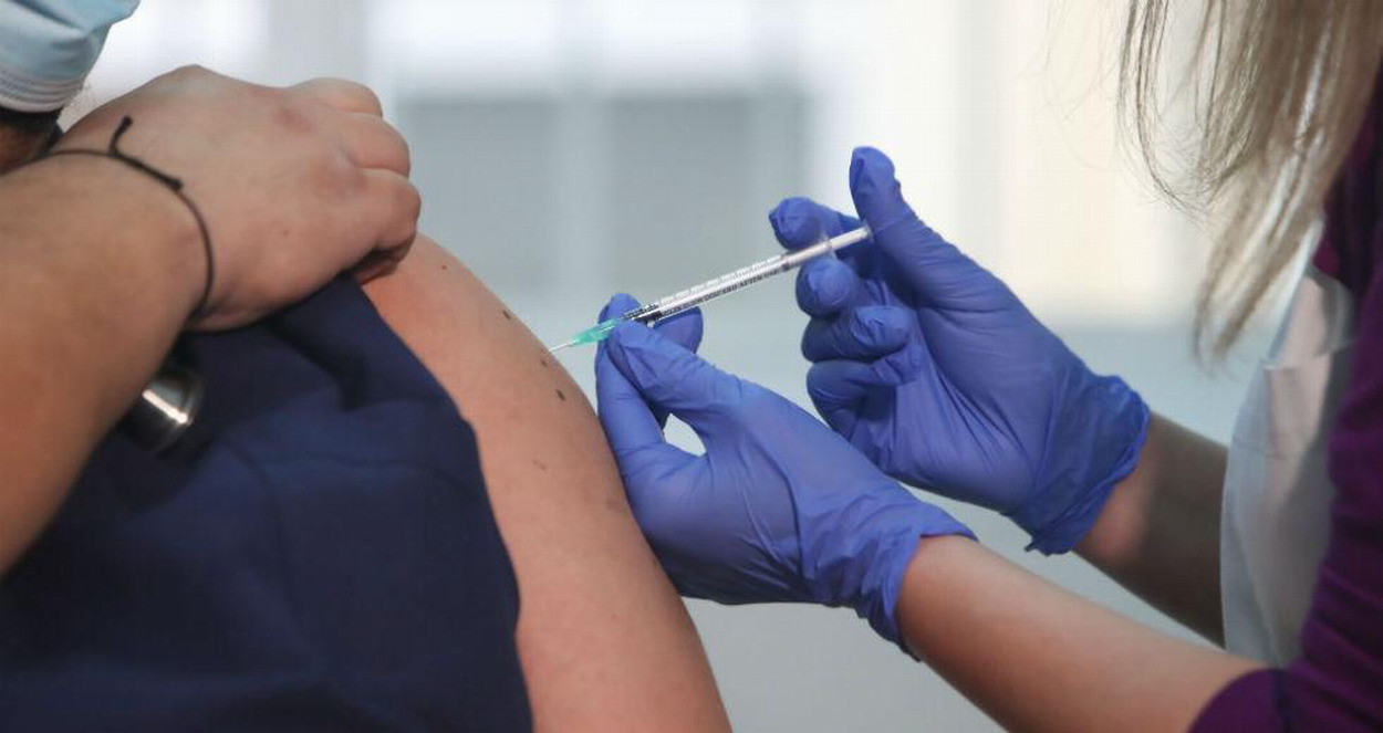Κορωνοϊός: Παίζει ρόλο σε ποιο χέρι γίνεται το εμβόλιο, σύμφωνα με έρευνα