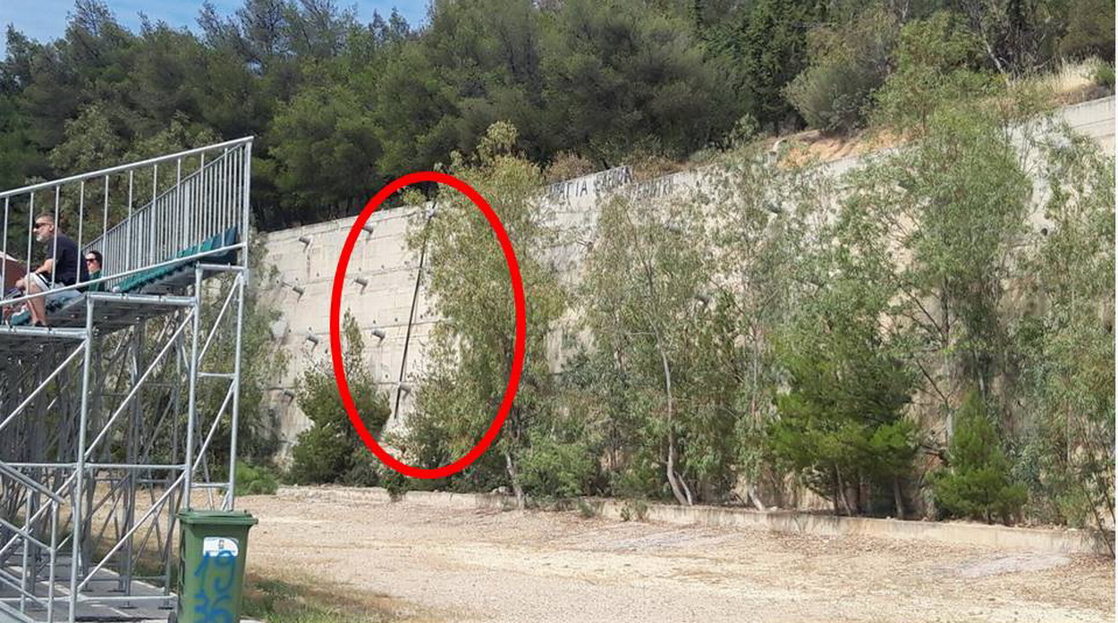 Συνεχίζει ο σωλήνας να κρέμεται στο τοιχίο του βουνού, στο γήπεδο στα Ριμινίτικα – Να τοποθετηθεί περίφραξη στο τοιχίο
