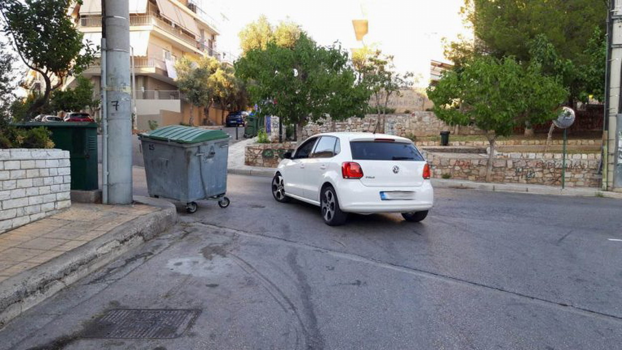 Εκτός του πίλαρ της ΔΕΗ, κάδος απορριμμάτων κρύβει την ορατότητα οδηγών στη διασταύρωση Θεμιστοκλέους και  Π. Π. Γερμανού