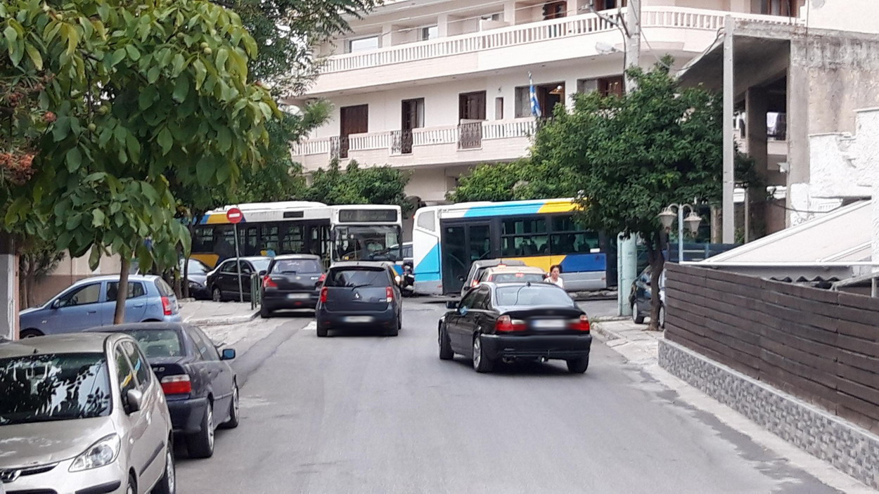 Κυκλοφοριακό χάος από παρκαρισμένο Ι.Χ. πλησίον στροφής λεωφορείων