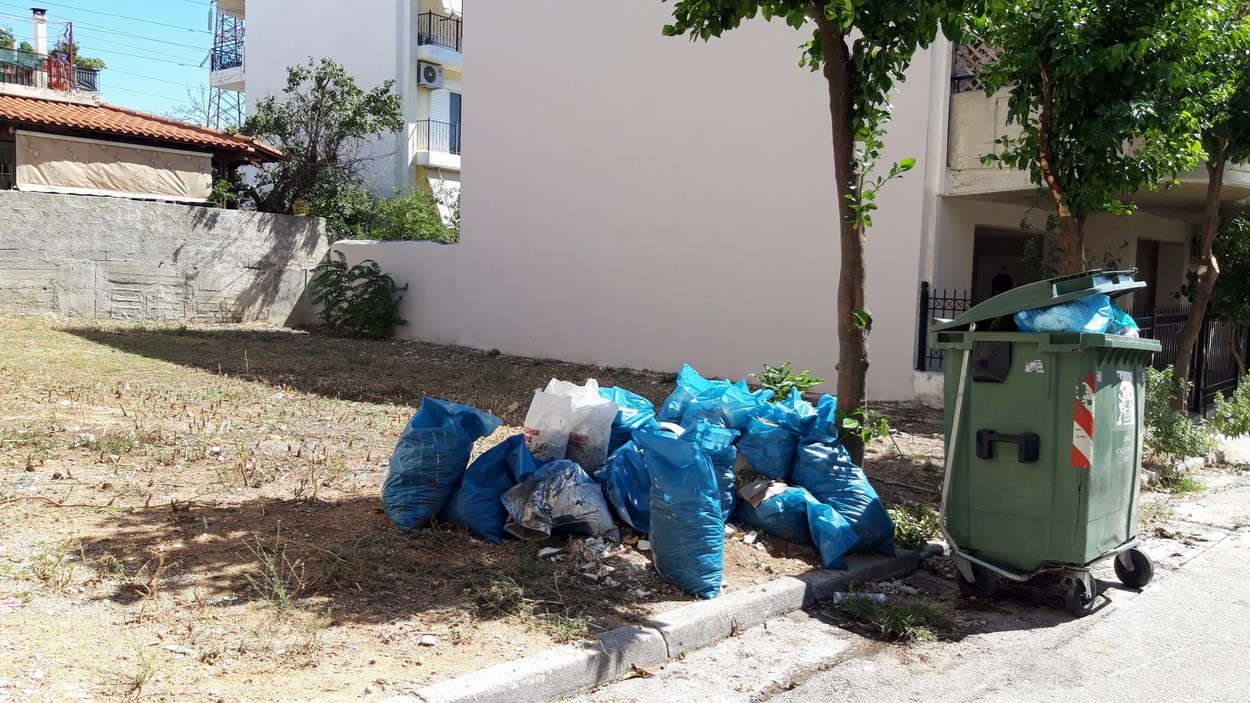 Σακούλες με μπάζα πάνω από δέκα ημέρες στην οδό Αριστείδου – Έχει ενημερωθεί ο δήμος σχετικά, αλλά…