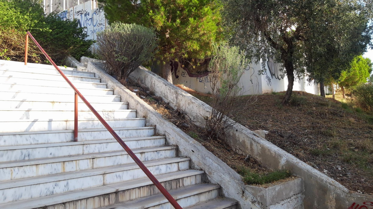 Ο δήμος ξερίζωσε τα ξερά φυτά από το παρτέρι στο Α Γυμνάσιο