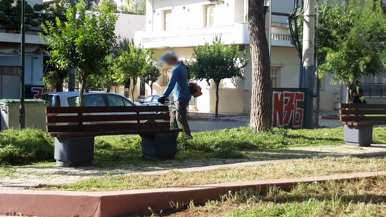 Συνεργείο της υπηρεσίας κήπων στην πλατεία Γρηγόρη Λαμπράκη, μετά το δημοσίευμά μας…