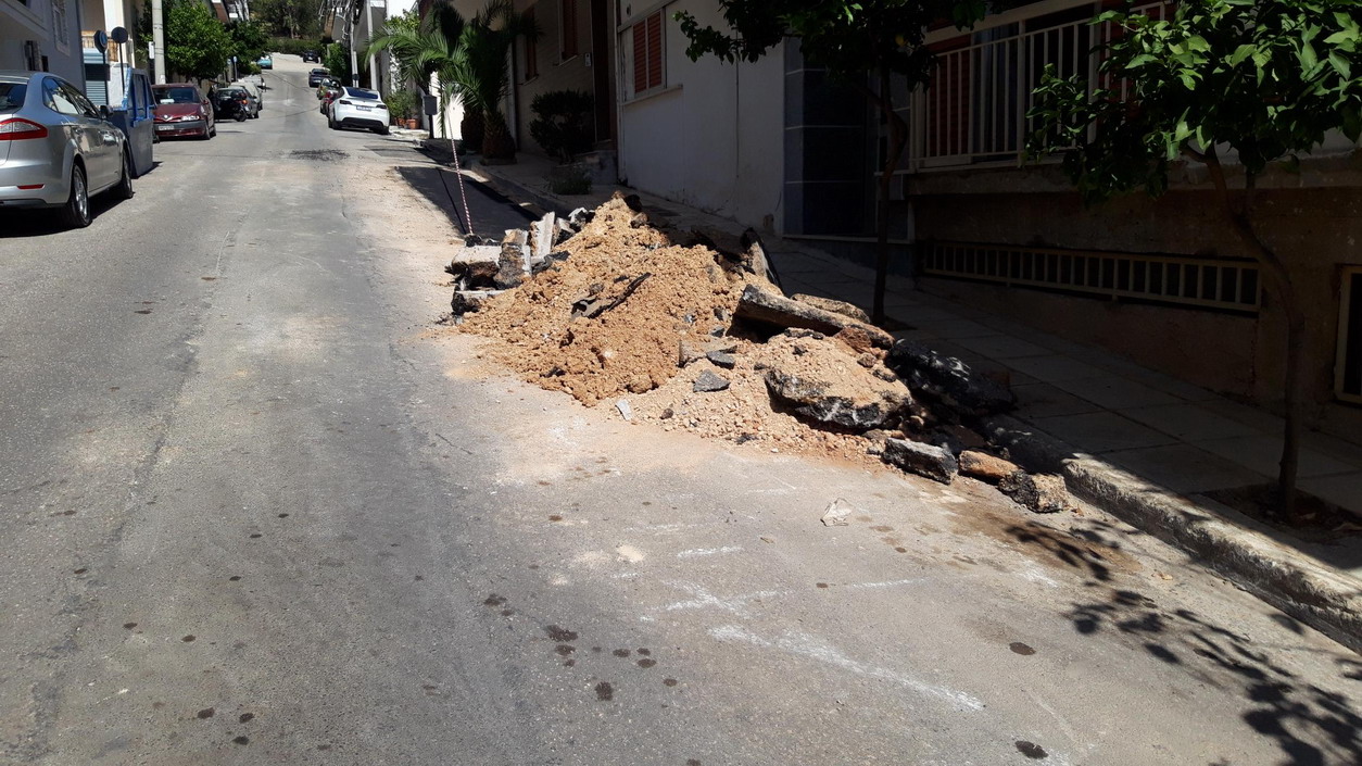 Τα μπάζα παραμένουν στην οδό Κύπρου, μετά από εργασίες της ΕΥΔΑΠ
