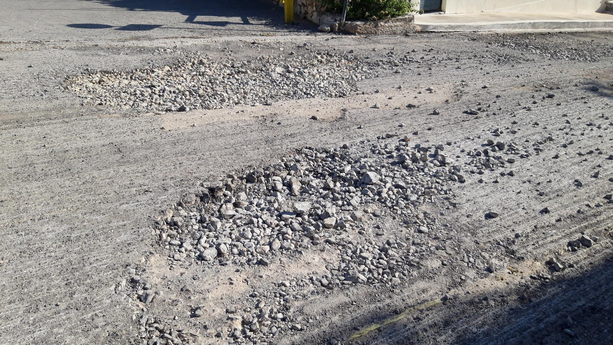 Αδιάβατο κομμάτι της οδού Δεληγιάννη – Πέτρες δυσκολεύουν πεζούς, δίκυκλα και τροχοφόρα…