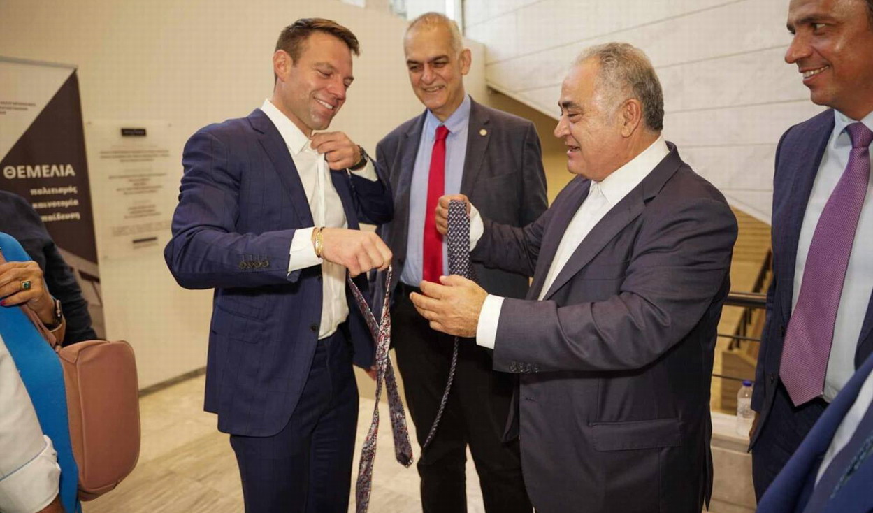 Ο Κασσελάκης αντάλλαξε γραβάτες με τον πρόεδρο του Επαγγελματικού Επιμελητηρίου Αθηνών Γιάννη Χατζηθεοδοσίου