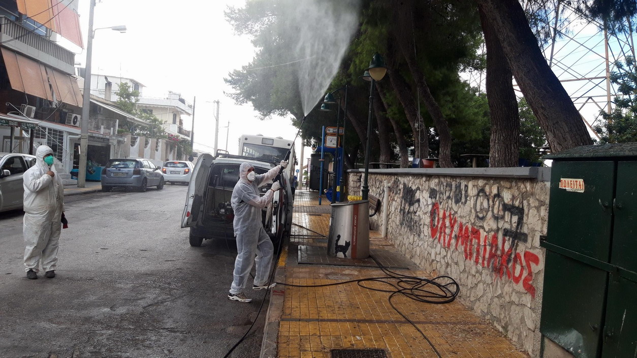 Ξεκίνησε ο ψεκασμός των πεύκων για τις κάμπιες, νωρίτερα από άλλες χρονιές στο δήμο μας