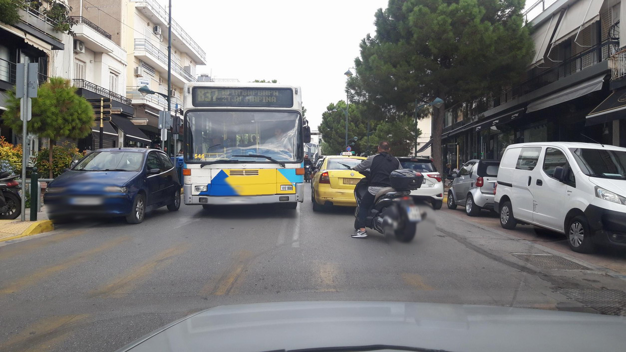 Διπλοπαρκαρισμένα οχήματα έχουν μπλοκάρει την Ελ. Βενιζέλου και δεν κινείται κανένα