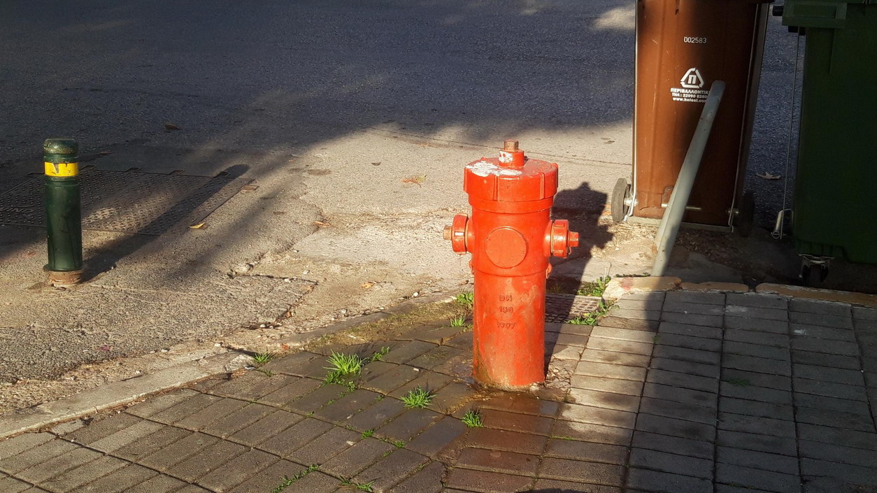 Διαρροή από πυροσβεστικό κρουνό, στην οδό Παπαδιαμάντη