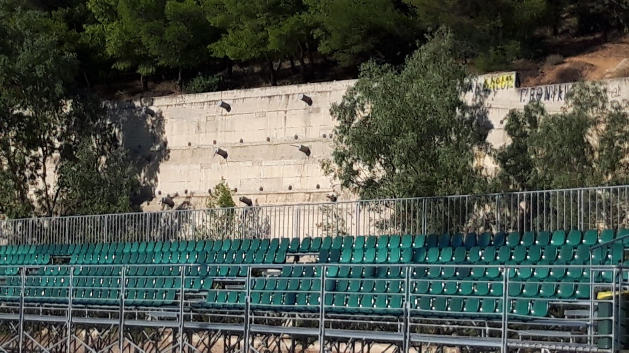 Ο δήμος επιτέλους, αντιλήφθηκε τους κινδύνους και απομάκρυνε την σωλήνα που κρέμονταν στο τοιχίο του γηπέδου