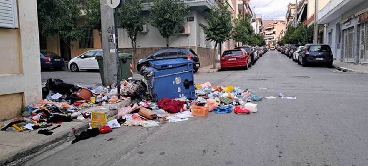 Σκόρπισαν στο δρόμο το περιεχόμενο μπλε κάδου ανακύκλωσης (οδός Κολοκυθά)