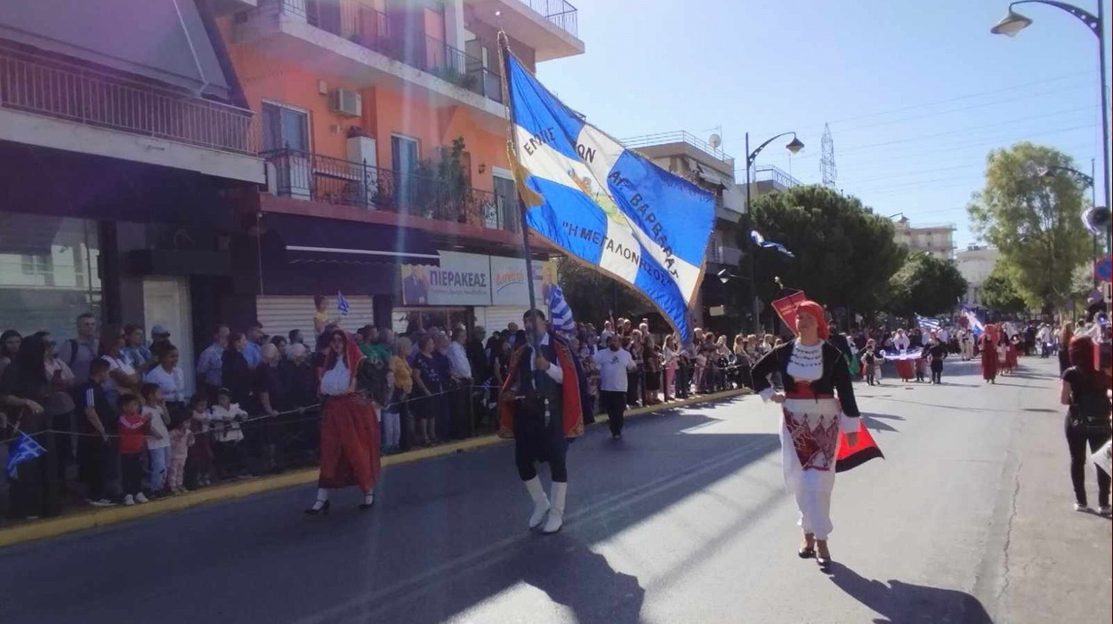 Με υπερηφάνεια και λεβεντιά παρέλασε η αντιπροσωπεία της Ένωσης Κρητών Αγίας Βαρβάρας “Η ΜΕΓΑΛΟΝΗΣΟΣ”