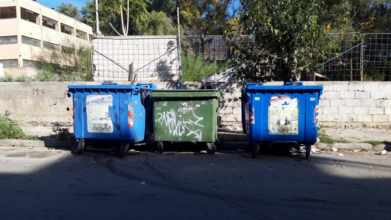 Συνεχείς αυξομειώσεις στον αριθμό κάδων, απορριμμάτων και ανακύκλωσης στην οδό Ερυμάνθου