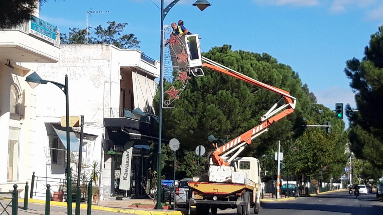 Ξεκίνησε ο στολισμός της πόλης μας για τις εορτές των Χριστουγέννων και της Πρωτοχρονιάς