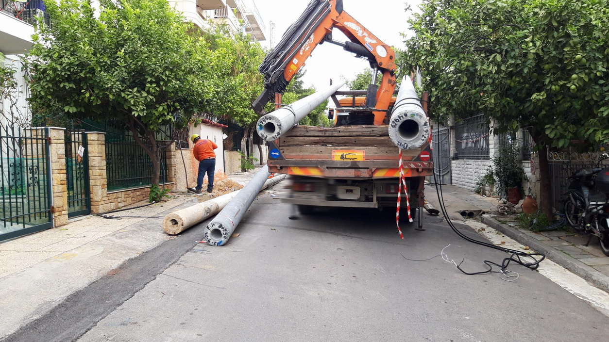 Αντικατάσταση δύο τσιμεντένιων κολώνων στην οδό Ματσούκα