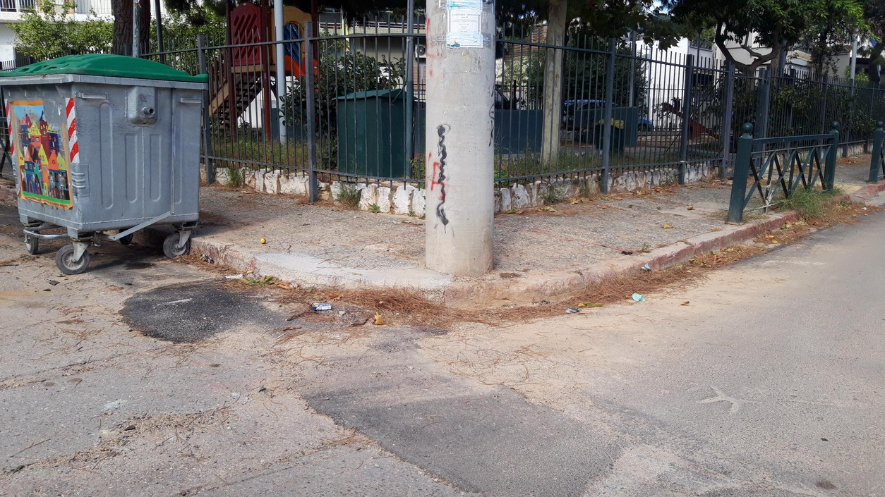 Απομακρύνθηκαν μπάζα και πλαστικό δίκτυ που έκλειναν το πεζοδρόμιο στο τριγωνάκι της οδού Συγγρού