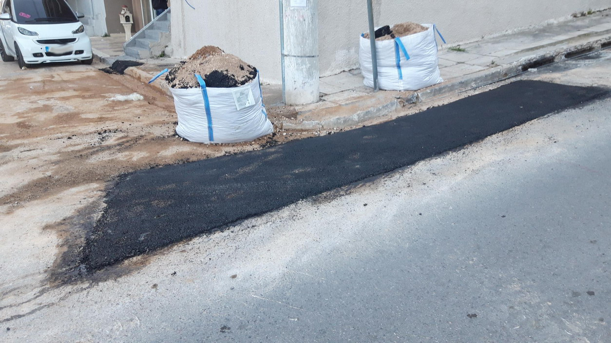 Έφυγαν τα χώματα, έγινε και η αποκατάσταση του οδοστρώματος στην οδό Χίου, από την ΕΥΔΑΠ