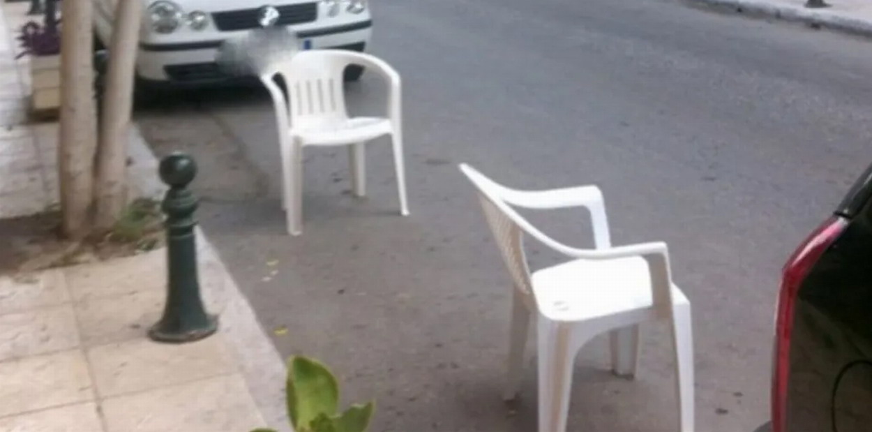 Καρέκλες, καφάσια και άλλα αντικείμενα καταλαμβάνουν θέσεις πάρκινγκ στους δρόμους