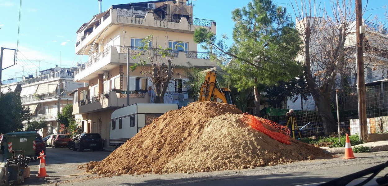 Υπόγειοι κάδοι ανακύκλωσης στη συμβολή των οδών Καραολή και Κύπρου