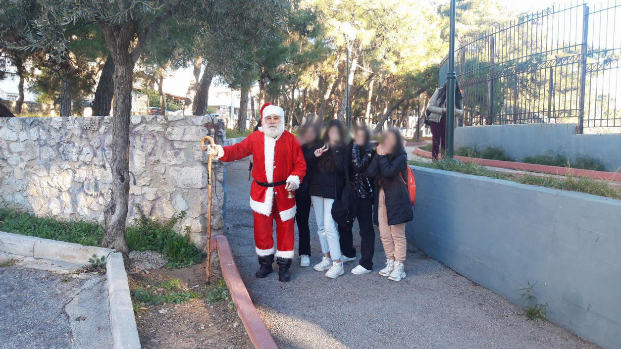 Ο Άγιος Βασίλης ήρθε στην πόλη μας και διαβαίνει από τους δρόμους, πλατείες και πάρκα