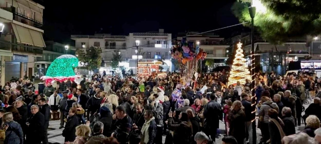 Το άναμμα του Χριστουγεννιάτικου δένδρου στην πλατεία Παναγίας Ελεούσας 