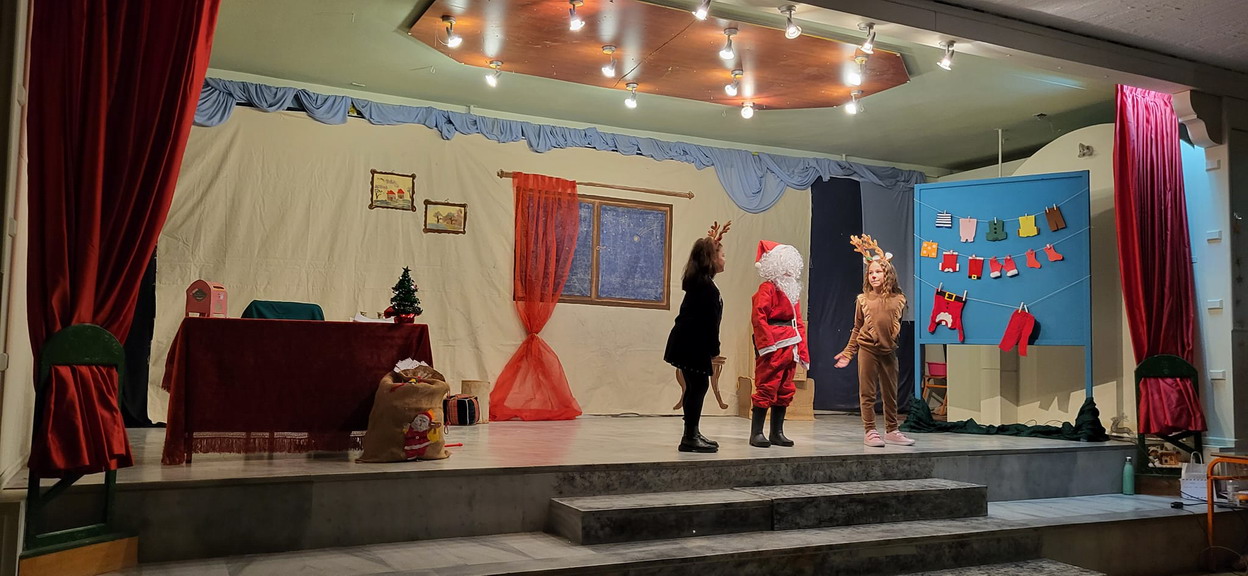 Σ.Γ.Κ του 5ου Δημοτικού σχολείου Αγίας Βαρβάρας: “Μια υπέροχη χριστουγεννιάτικη παράσταση”