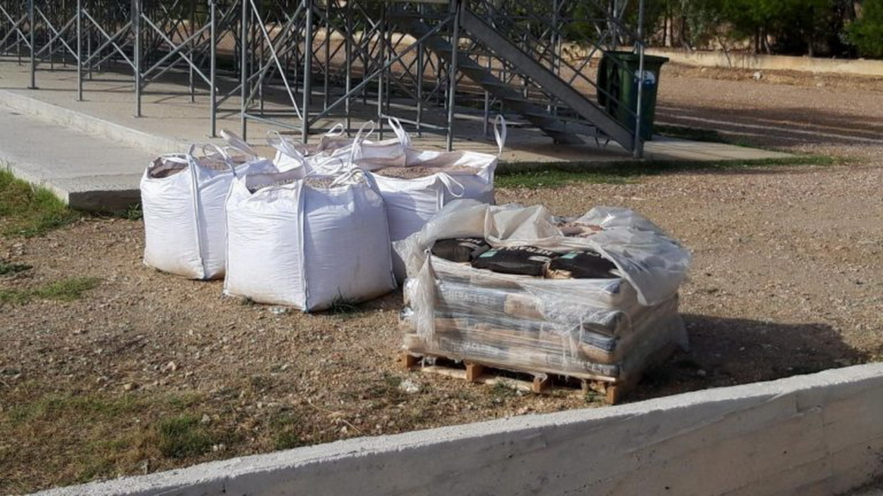 Παραμένουν από τον περασμένο Αύγουστο, άμμος και σακιά τσιμέντα εκτεθειμένα στο γήπεδο στα Ριμινίτικα