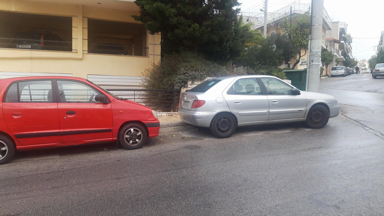 Ο δήμος έκανε πάλι το θαύμα του – Άφησε τη γωνία ελεύθερη για πάρκινγκ αυτοκινήτων!!!