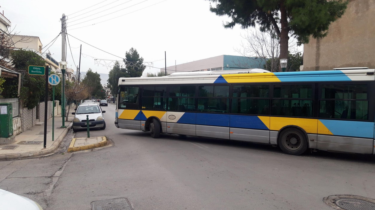 Δυσκολία στη στροφή των λεωφορείων από Βουτένης στην οδό Σίφνου