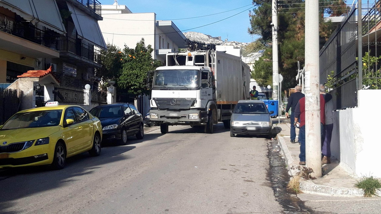 Παρκάρισμα πάνω σε στροφή δυσκολεύει απορριμματοφόρο να στρίψει…