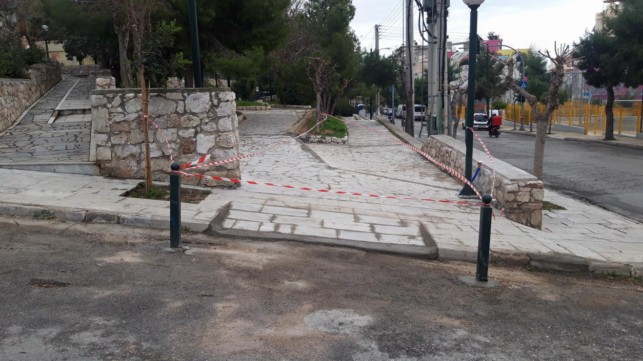 Ολοκληρώθηκε από συνεργείο του δήμου η κατασκευή ράμπας στην πλατεία ΕΛΕΥΘΕΡΙΑΣ