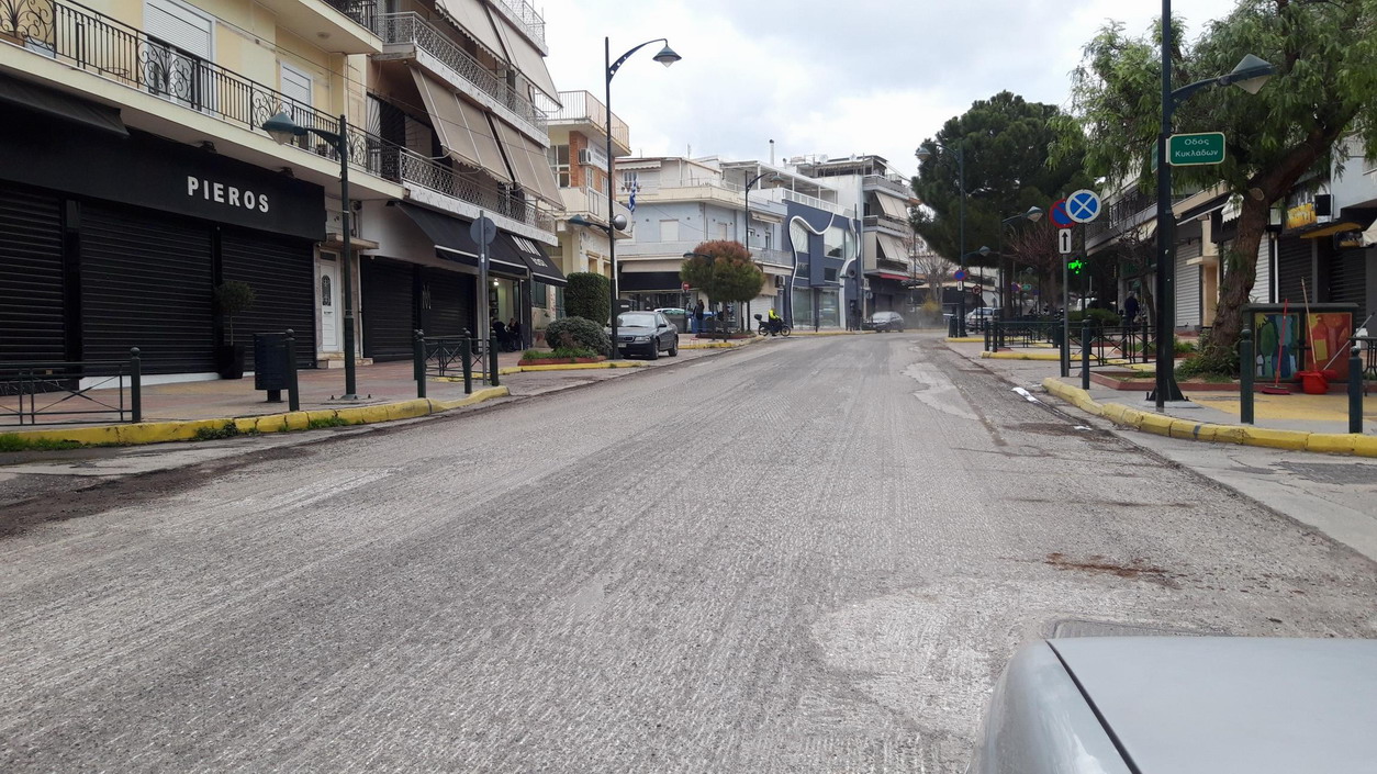 Καταστηματάρχης στην Ελ. Βενιζέλου ζητά από το δήμο να ρίχνει λίγο νερό στο δρόμο για να κάθετε η σκόνη