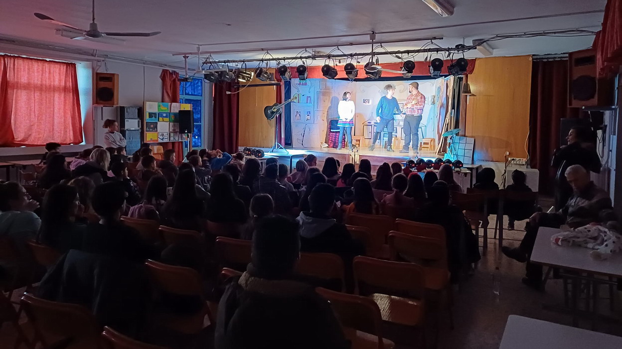 Με μεγάλη επιτυχία πραγματοποιήθηκε η θεατρική παράσταση υπό τον τίτλο “Η Σολομώντεια λύση”, στο 8ο Δημοτικό Σχολείο