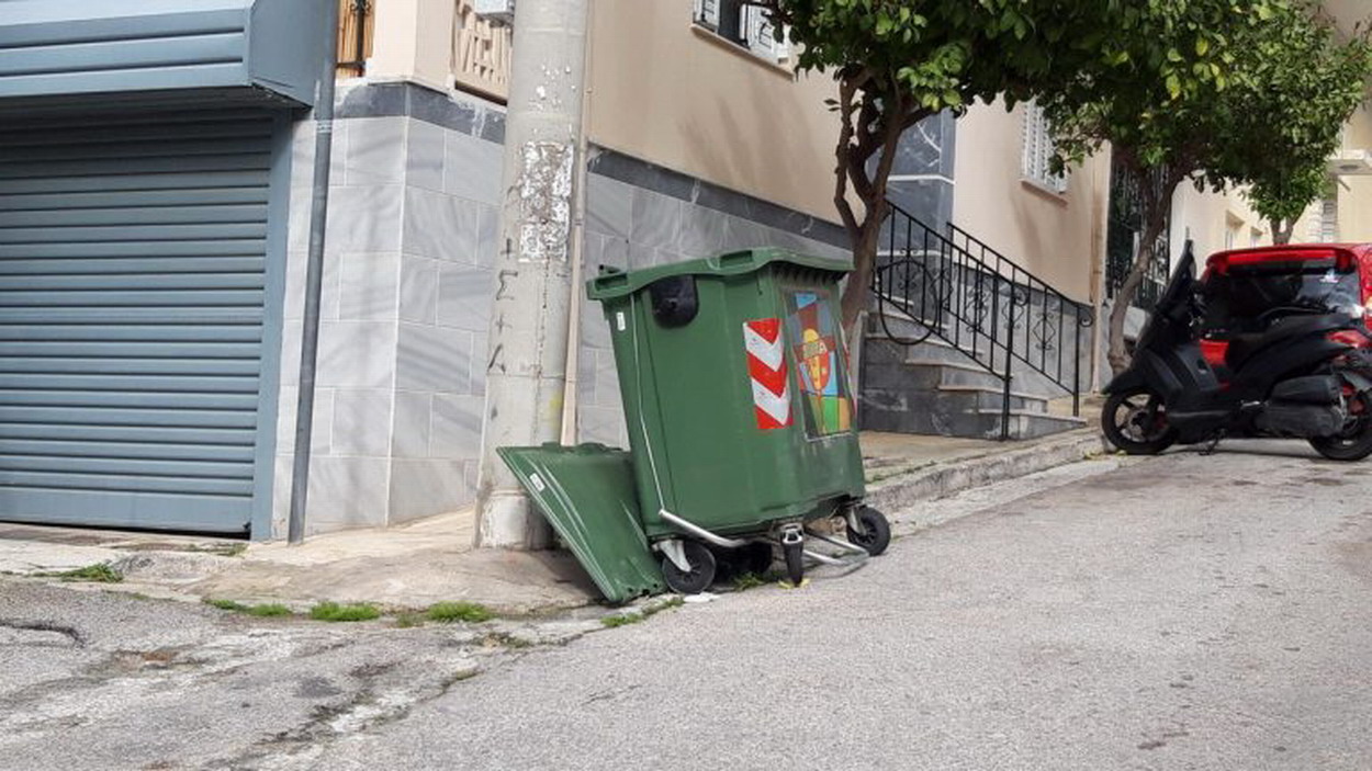Κάδος απορριμμάτων χωρίς καπάκι, στην οδό Κύπρου