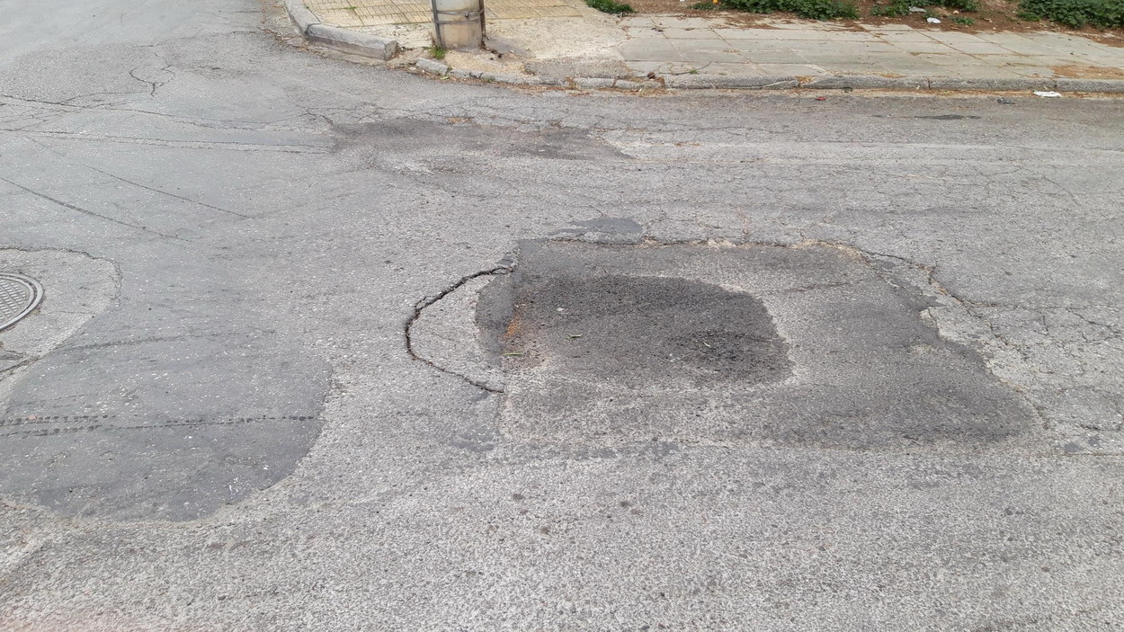 Οχήματα κινδυνεύουν να πάθουν ζημιά, από καθίζηση του οδοστρώματος στη συμβολή των οδών Αλαμάνας και Αθηνάς