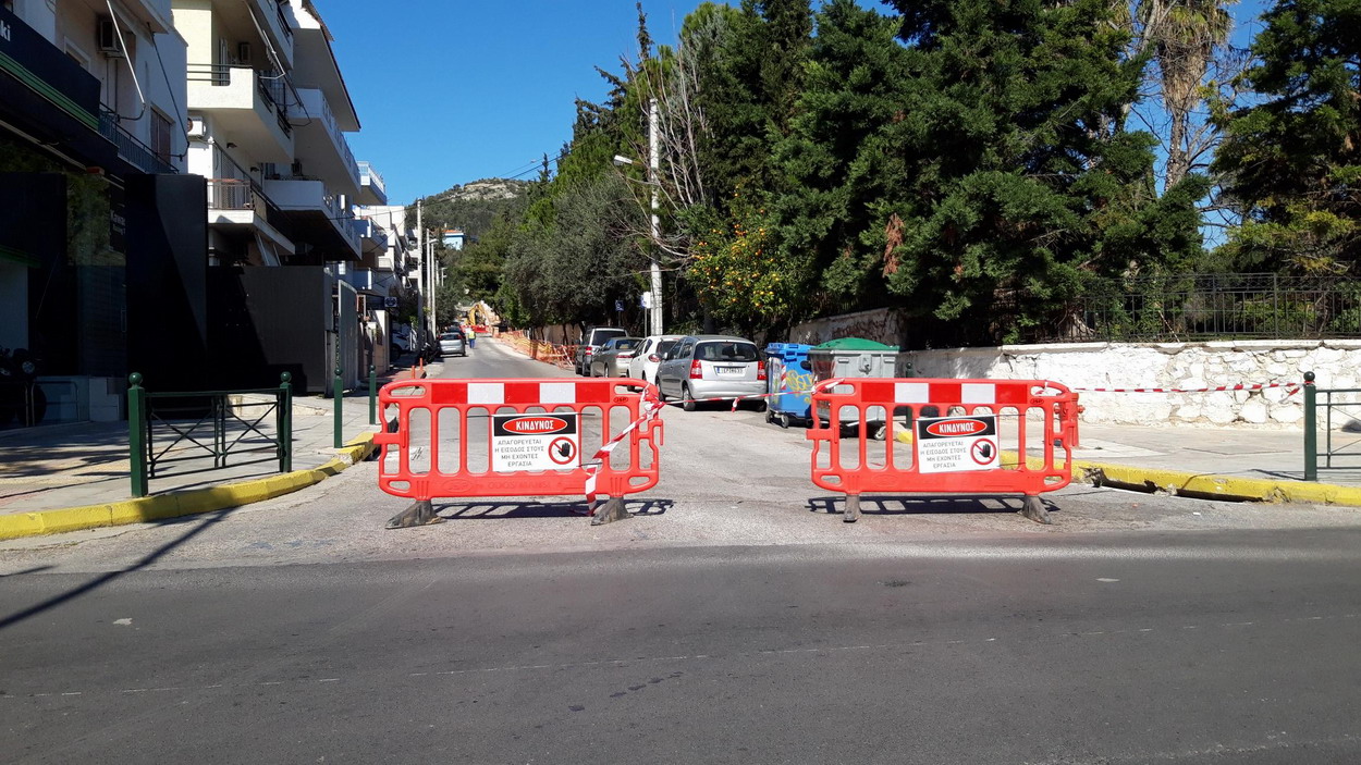 Έκλεισε η οδός Παπαφλέσσα (πολύ σωστά) όσο διαρκούσαν τα έργα