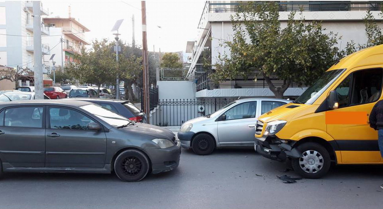 Σύγκρουση μεταξύ Ι.Χ. επιβατικού οχήματος και σχολικού λεωφορείου