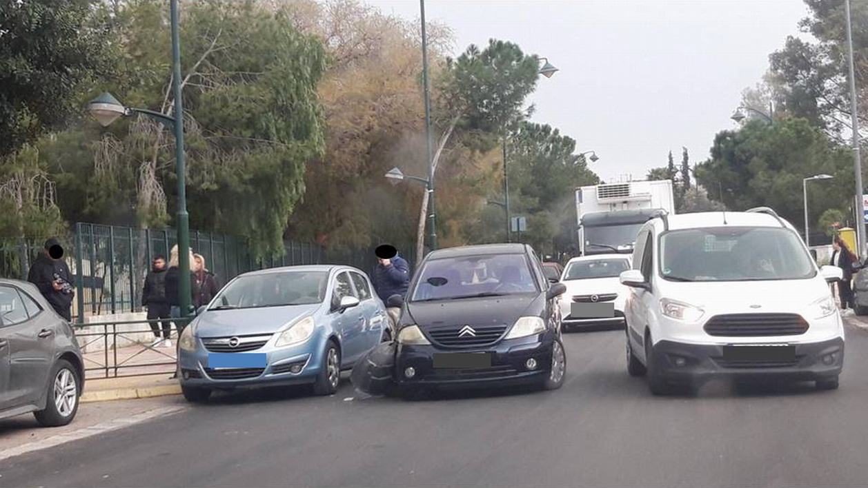 Σύγκρουση οχημάτων προκάλεσε κυκλοφοριακό “έμφραγμα” στην Ελ. Βενιζέλου