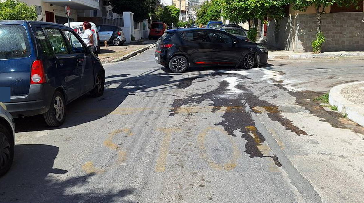 Η ελλιπής σήμανση ΚΟΚ και πινακίδων STOP στην οδό Κυκλάδων, συμβάλλει  στη σύγκρουση οχημάτων